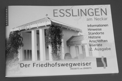 Ein Flyer in Graustufen mit einem Friedhofsgebäude und Infotext zu Esslingen am Neckar