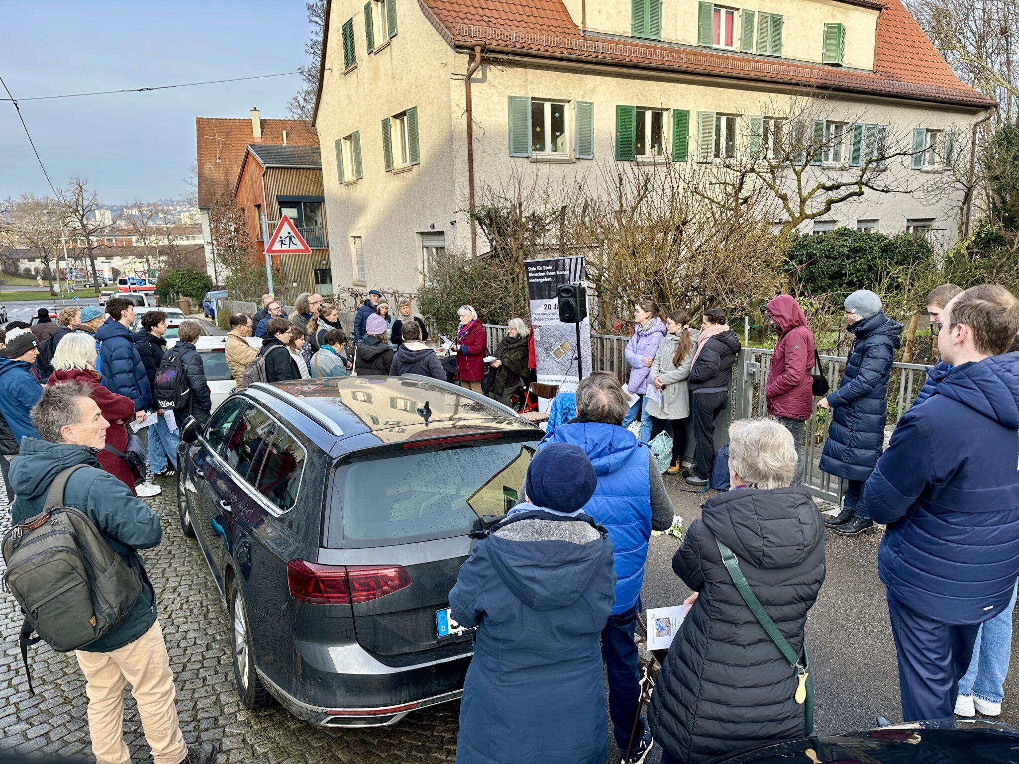 Menschenmenge gedenkt Opfern des Nationalsozialismus mit Stolpersteinen