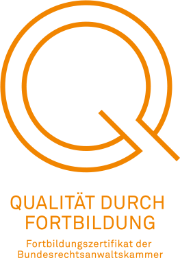 Großes orangefarbenes Q mit Text Qualität durch Fortbildung auf weißem Hintergrund