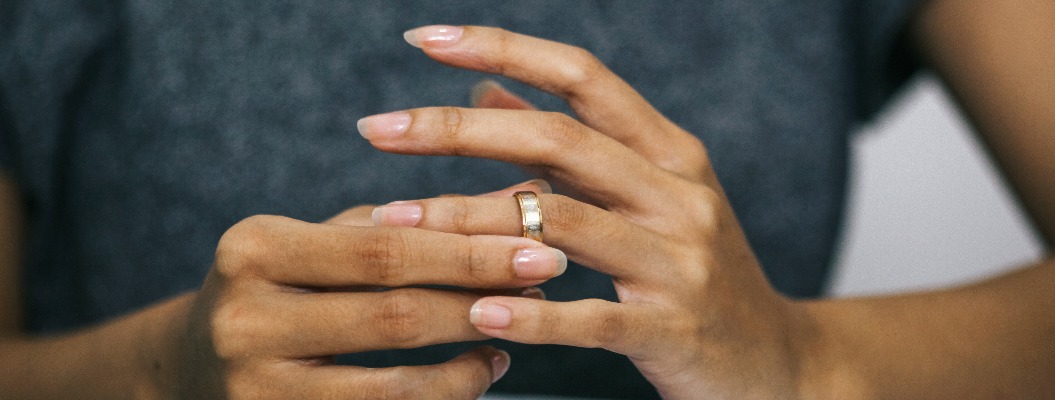 Frau zieht nach Trennung Ehering vom Finger