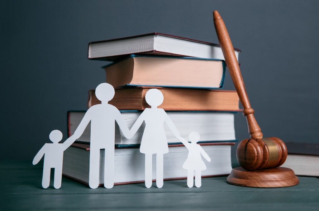 Papier der Familie und Bücher mit Richter