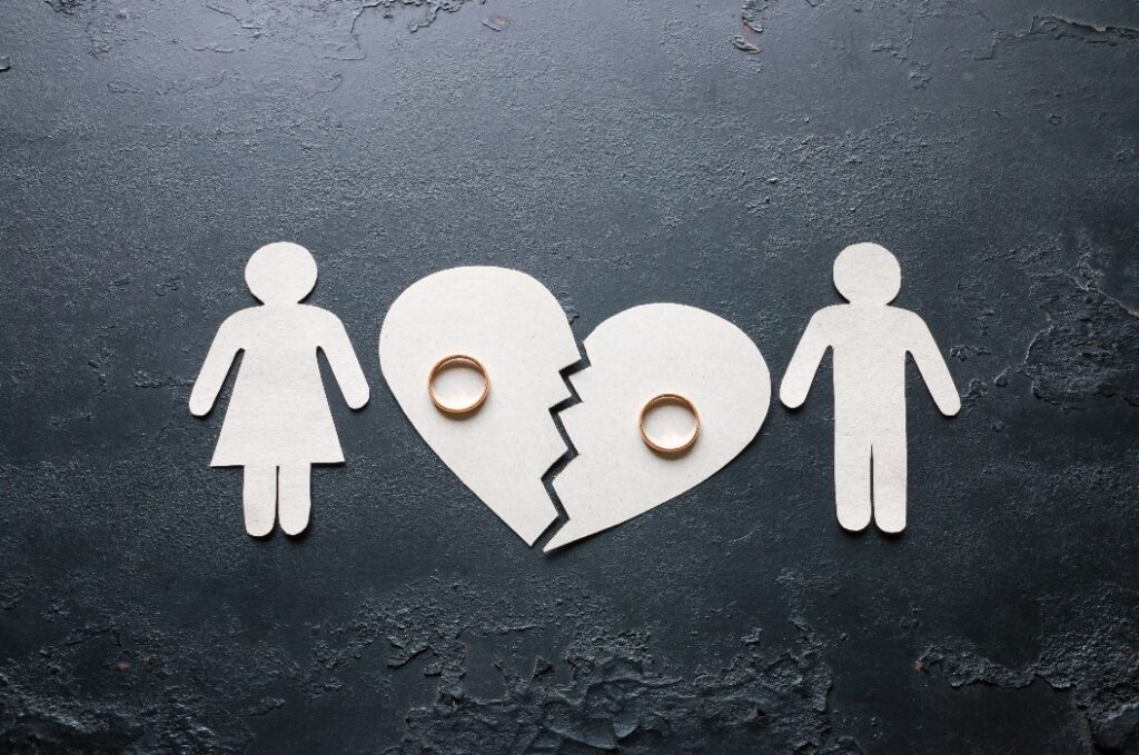 Papier Familie in der Nähe von einem gebrochenen Herzen eine Scheidung