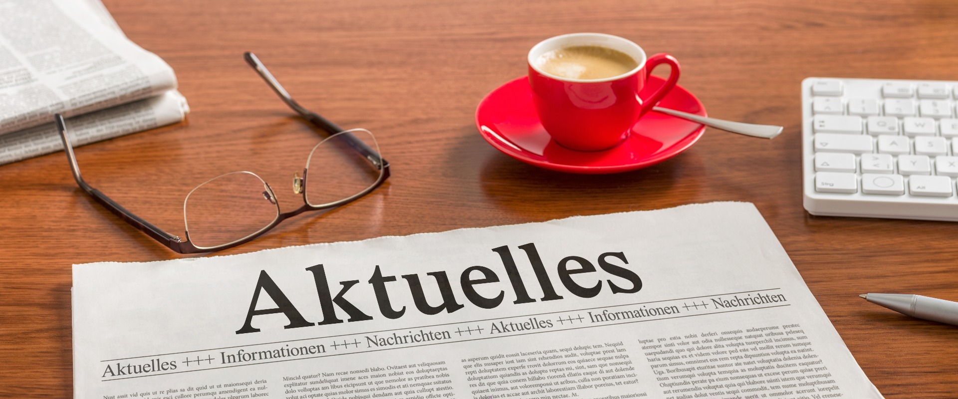 Zeitung auf Schreibtisch - Aktuelles
