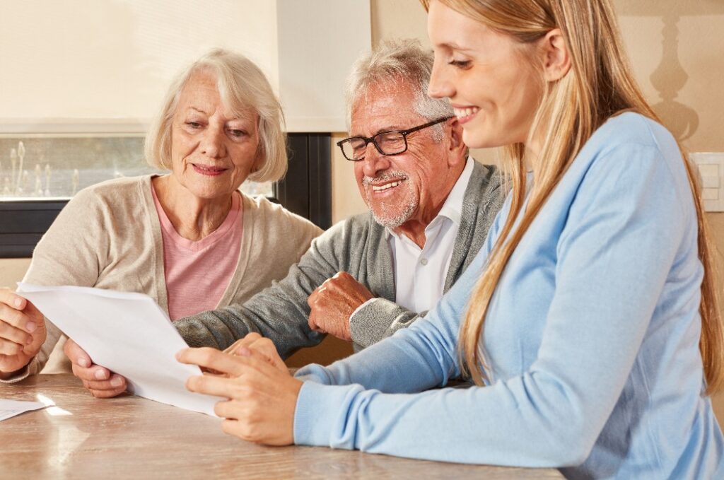 Tochter hilft Senioren bei Versicherung und Rente