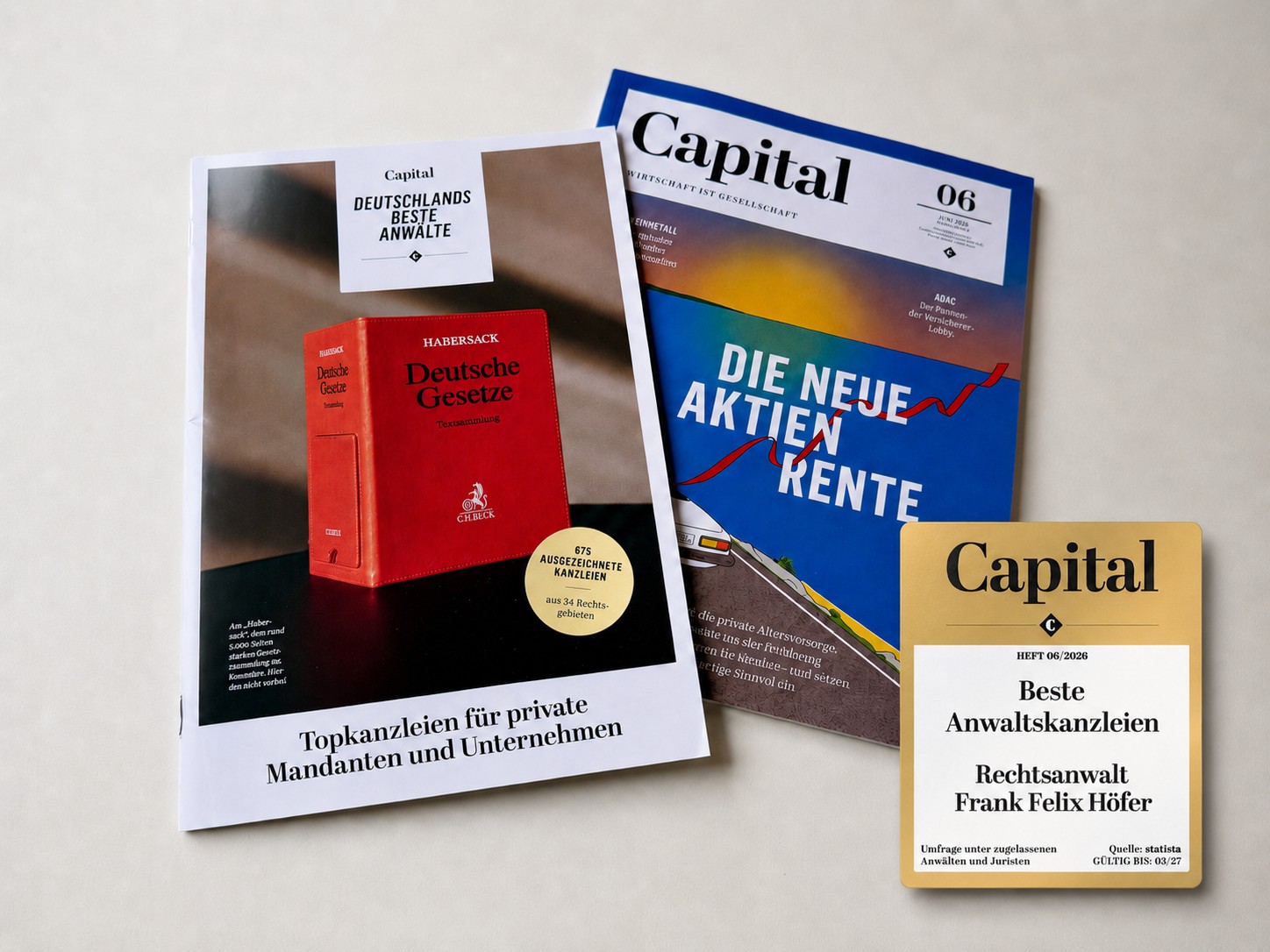 Drei Capital Magazine neben rotem Gesetzbuch und beige Sonderheft auf Weiß