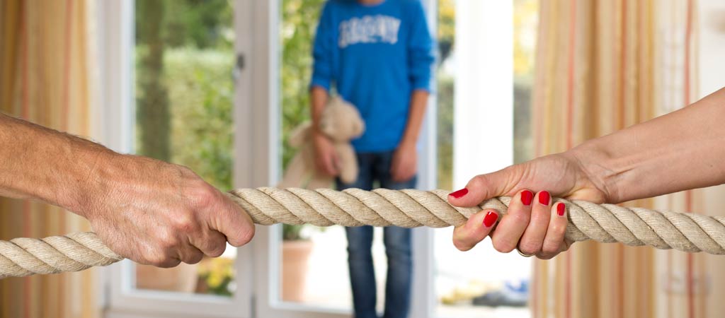 Eltern kämpfen um das Sorgerecht, Scheidung von Mutter und Vate