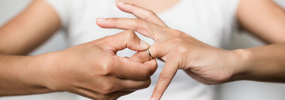 Frau zieht nach Trennung Ehering vom Finger